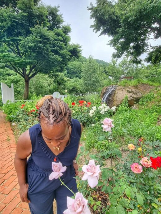 Liebervoll-Treehouse-Cafe-smelling-the-roses-519x692 A Year-Round Guide to Instagram-Worthy Flowers in South Korea