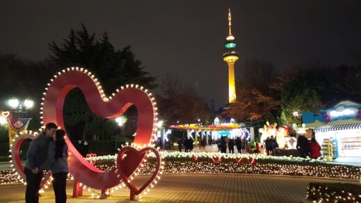 eworld-kissing-couple-519x292 Christmas in South Korea-- 6 Amazing Places to Celebrate the Holidays